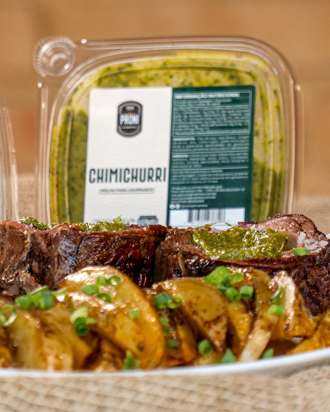Chimichurri PRONI servido com carne grelhada